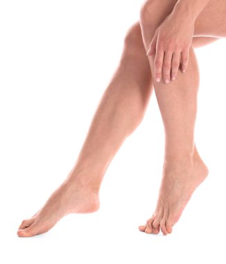 Epilasyon. Beyaz arka planda yumuşak tenli bacaklarını gösteren kadın, yakın plan.