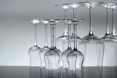 Ayna yüzeyindeki pek çok temiz cam, ışık arka planına karşı, yakın plan