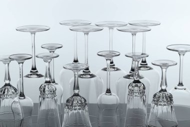 Ayna yüzeyindeki pek çok temiz cam, ışık arka planına karşı, yakın plan