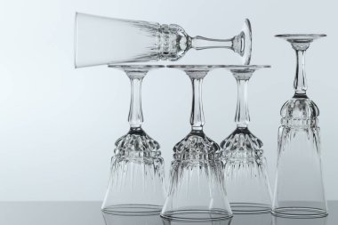 Ayna yüzeyinde pek çok temiz cam var.