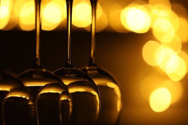 Bulanık ışıklara karşı birçok temiz bardak, yakın plan. Bokeh etkisi