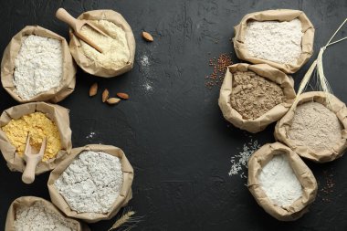 Siyah masada, kağıt torbalarda farklı tipte un var. Metin için boşluk