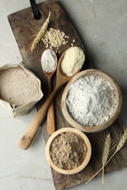 Açık gri masadaki farklı un türleri, düz yatıyordu.