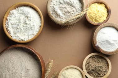 Açık kahverengi masadaki farklı tipte undan yapılmış çerçeve düz. Metin için boşluk