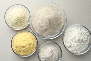 Beyaz zemin üzerinde farklı un türleri, düz yatıyordu