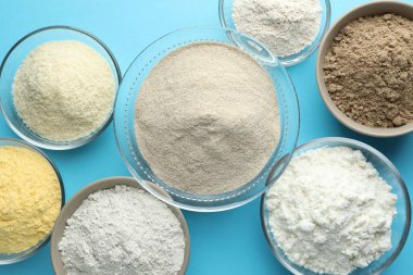 Açık mavi zemin üzerinde farklı un türleri, düz yatıyordu