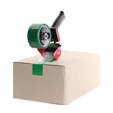 Karton kutunun üzerinde beyaz arkaplana karşı yapıştırıcı bantlı dağıtıcı