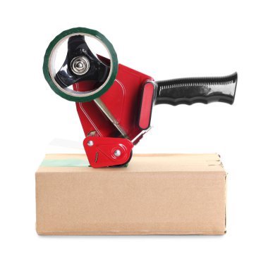 Karton kutunun üzerinde beyaz arkaplana karşı yapıştırıcı bantlı dağıtıcı