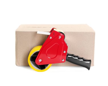 Karton kutunun üzerinde beyaz arkaplana karşı yapıştırıcı bantlı dağıtıcı