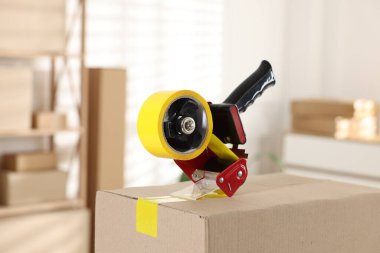 Kapalı alandaki karton kutuda yapıştırıcı bantlı şeker kutusu.