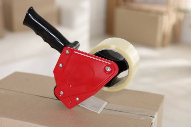 Kapalı alandaki karton kutuda yapıştırıcı bantlı şeker kutusu.