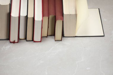 Açık gri mermer masadaki farklı eski kitaplar. Metin için boşluk