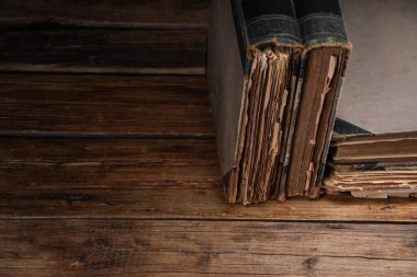 Ahşap masada bir sürü eski kitap, yakın plan. Metin için boşluk