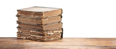 Tahta masadaki eski kitaplar beyaz arka plana karşıdır