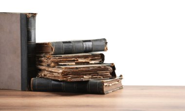 Tahta masadaki eski kitaplar beyaz arka plana karşıdır