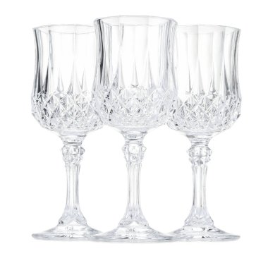 Beyaz üzerine izole edilmiş üç boş bardak.