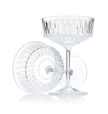 Beyaz üzerine izole edilmiş iki boş bardak.