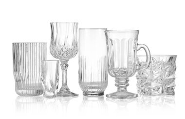 Beyaza izole edilmiş farklı boş bardaklar.