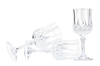 Beyaz üzerine izole edilmiş üç boş bardak.