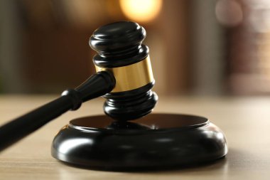 Hakimin tokmağı ahşap masada bulanık arka planda, yakın plan