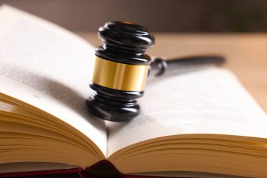 Hakim tokmağı bulanık arkaplan karşısında, yakın plan