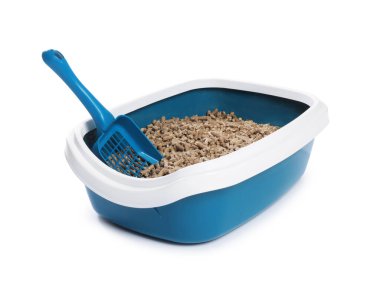 Doldurulmuş kedi kumu tepsisi ve beyaz kepçeyle izole edilmiş
