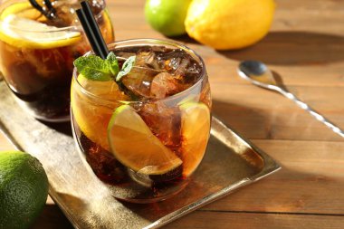 Küba libre kokteylini ahşap masada nane şekeri ile tazeliyorum.