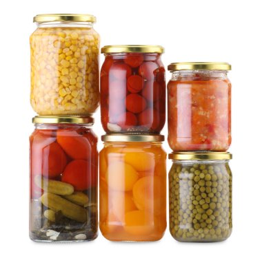 Farklı turşu ürünleri olan bir sürü kavanoz beyaz üzerine izole edilmiş.