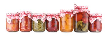 Farklı turşu ürünleri olan bir sürü kavanoz beyaz üzerine izole edilmiş.