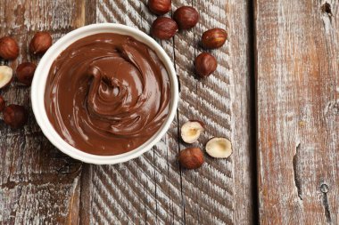 Fındıklı çikolata kâseye ve fındıklı tahta masaya yayılmış, düz yatıyordu. Metin için boşluk