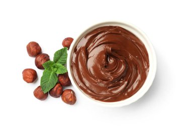 Fındıklı çikolata kabı, fındıklı ve naneli, beyaza izole edilmiş.