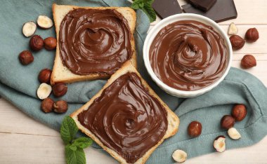 Çikolatalı fındıklı tost, fındık ve nane, ahşap masa, düz uzanma