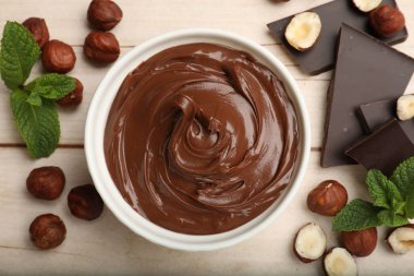 Fındıklı çikolata, fındık, çikolata ve nane parçalarını tahta masaya serdim.