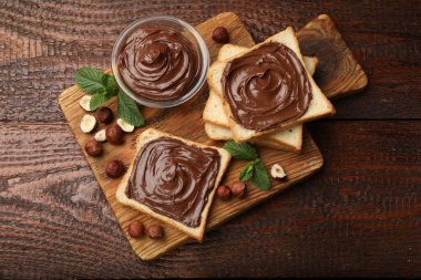 Çikolatalı fındıklı tost, fındık ve nane, ahşap masa, üst manzara.