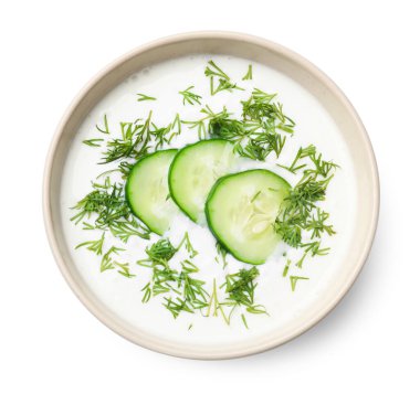 Lezzetli salatalık çorbası ve dereotlu beyaz tencere, üst manzara.