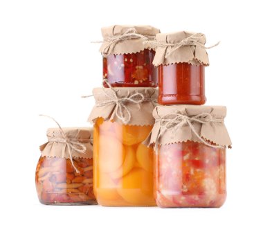 Farklı turşu ürünleri olan bir sürü kavanoz beyaz üzerine izole edilmiş.