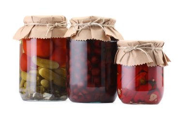 Farklı turşu ürünleri olan kavanozlar beyaza izole edilmiş.