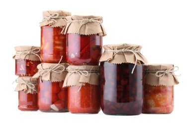 Farklı turşu ürünleri olan bir sürü kavanoz beyaz üzerine izole edilmiş.