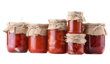 Farklı turşu ürünleri olan bir sürü kavanoz beyaz üzerine izole edilmiş.