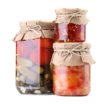 Farklı turşu ürünleri olan kavanozlar beyaza izole edilmiş.