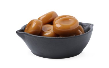 Beyaz üzerine izole edilmiş tatlı karamel şekerler