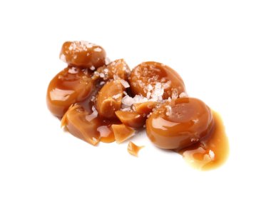 Lezzetli tatlı şekerler, beyaz üzerine izole edilmiş tuz ve karamel sosu.