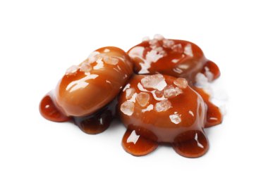 Lezzetli tatlı şekerler, beyaz üzerine izole edilmiş tuz ve karamel sosu.