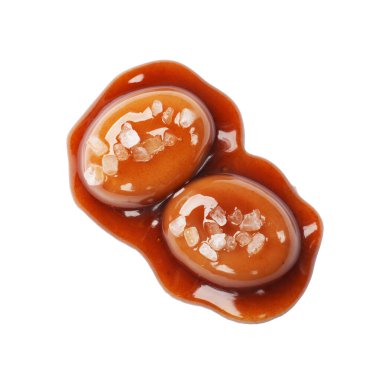 Lezzetli tatlı şekerler, beyaz üzerine izole edilmiş tuz ve karamel sosu.