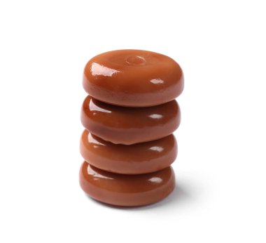 Beyaz üzerine izole edilmiş tatlı karamel şekerler