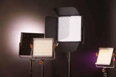 Koyu arkaplanda renkli ışıklı profesyonel ışıklandırma ekipmanları