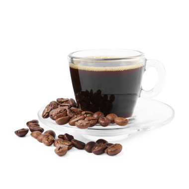 Fincanda Aromatik kahve ve beyaz üzerine izole edilmiş fasulye.