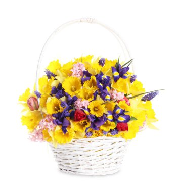 Beyaz sepetteki güzel renkli çiçekler.