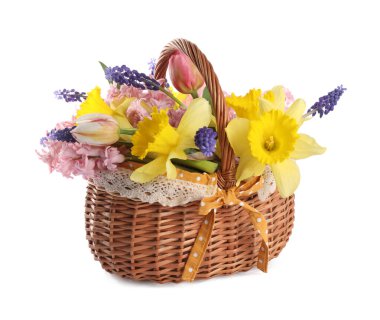 Beyaz sepetteki güzel renkli çiçekler.