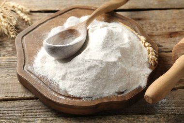 Buğday unu, dikenler ve kaşık tahtada, yakın plan.